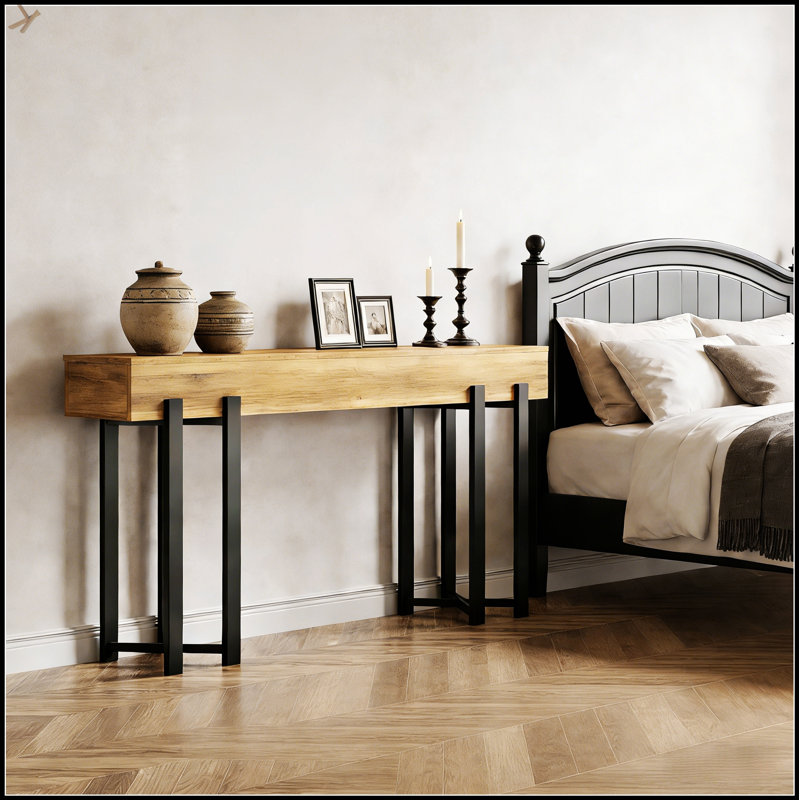 Console de style moderne avec un design industriel, un plateau brun rustique et des pieds en fer noir pour une décoration intérieure élégante