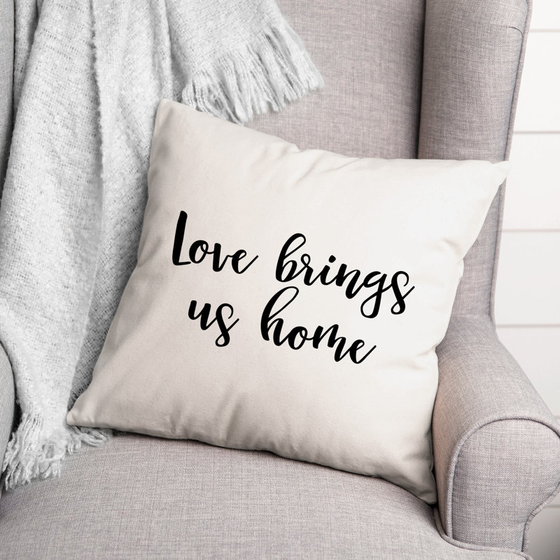 Coussin décoratif noir et blanc Love Brings Us Home