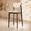 Tabouret de bar rembourré de style milieu du siècle, avec structure en bois massif, dossier incurvé et siège en tissu doux, idéal pour un îlot de cuisine moderne.-1944447974-1944447969