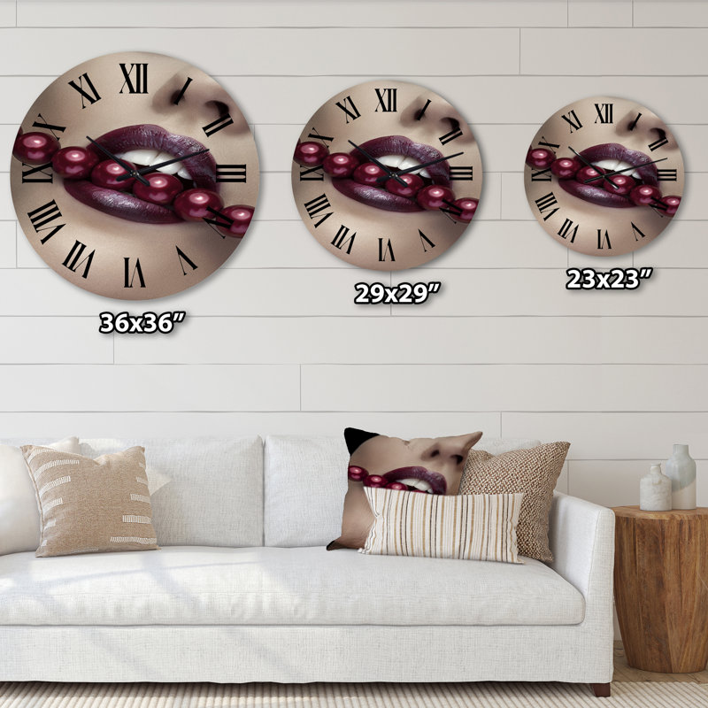 Femme avec des lèvres rouges et des perles rouges - Horloge murale moderne, Surdimensionné