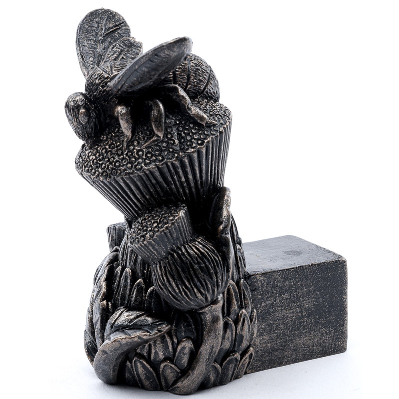 Pieds de jardinière abeille sur chardon couleur bronze dans une boîte cadeau
