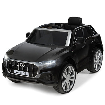 Les enfants montent sur une voiture