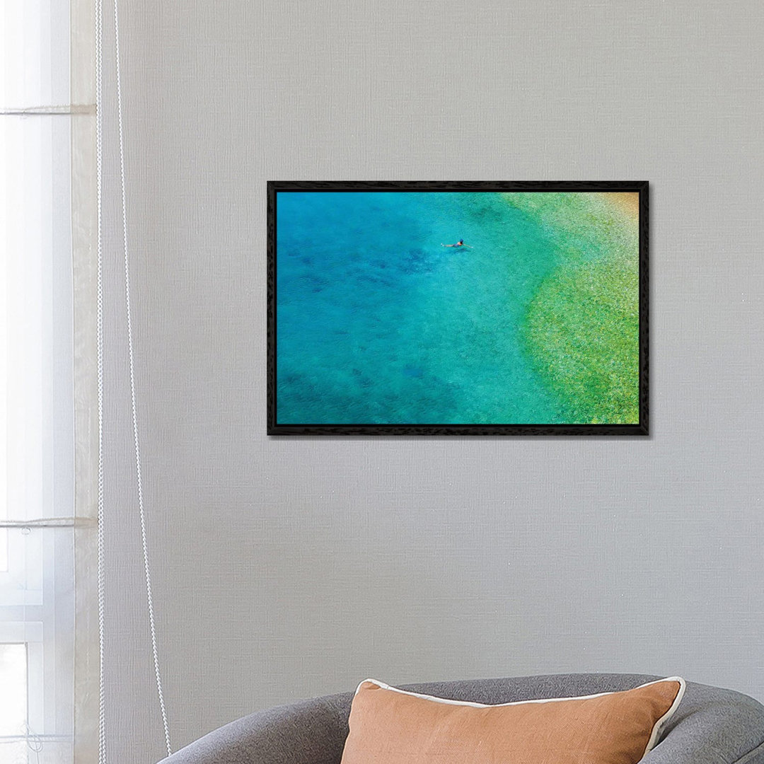 Solo Swim von Verne Varona - Galerie-verpackte Leinwand Giclée auf Leinwand