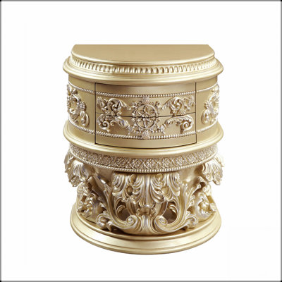 Table de chevet chic en résine avec deux tiroirs et volutes ornées, parfaite pour la décoration et le rangement d'une chambre à coucher élégante.