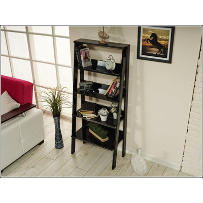 La bibliothèque moderne à 5 niveaux Furnish Home Store Otavio est une solution de rangement spacieuse et élégante pour les petits espaces dans les salons et les bureaux
