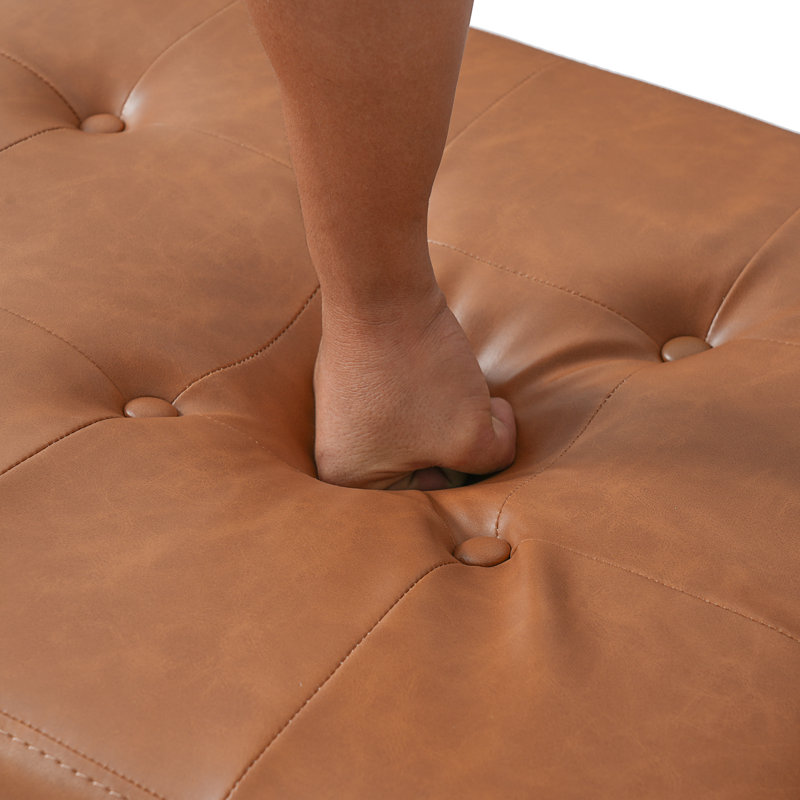 Repose-pieds rembourré en similicuir Luna avec motif capitonné et pieds en bois massif