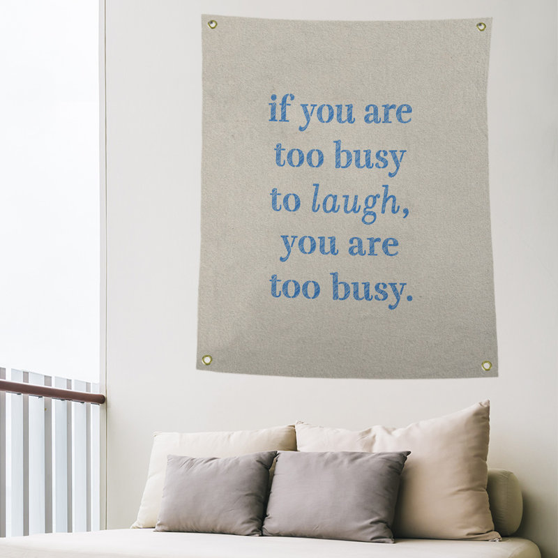 Tapisserie en polyester pour le temps pour les citations de rire, H 80 po x l 59 po, Blanc / Bleu