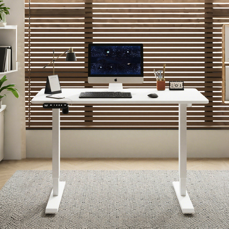 Bureau debout électrique blanc à hauteur réglable avec une longueur de 55 pouces et une largeur de 24 po, pour un environnement de bureau à domicile, mécanisme de levage stable à faible émission standard, mémoire programmable