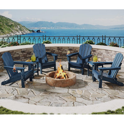 Ensemble de 4 chaises de patio pliables Adirondack avec 2 tables d'appoint - PEHD toutes saisons, texture bois, porte-gobelets - sièges d'extérieur pliables pour le jardin, la terrasse et la cour - bleu marine