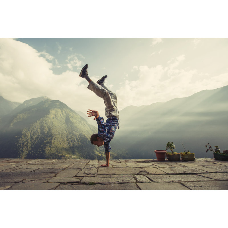 «Man Handench in Mountain» par Annatamila - photographie sur toile tendue, H 12 po x l 18 po