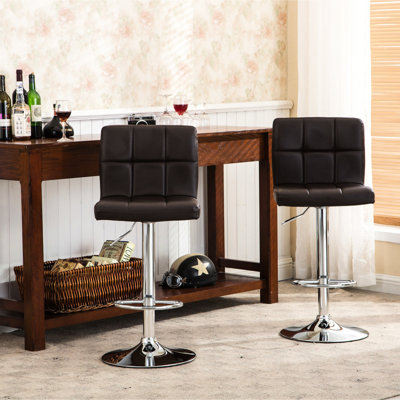 2 tabourets de bar pivotants brun. Siège en similicuir avec rembourrage en mousse. Base et hauteur réglable. Rotation à 360 degrés. Tabouret de 17 po x 17,5 po x P 17,5 po - H 43,5 po, brun. Fonction chromée.