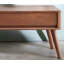Table centrale relevable de couleur noyer, plateau 100% chêne massif, dimensions 120 x 65 x 45 cm (largeur x profondeur x hauteur), combine les fonctions de bureau et de table basse, convient au bureau à domicile, avec des tablettes de rangement et un assemblage facile