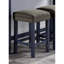 Table de salle à manger rectangulaire 4 pièces de style transitionnel, 1 et 3 tabourets, fabrication en bois massif, couleur bleu / gris antique, siège rembourré avec garniture cloutée et prise de courant pour placage