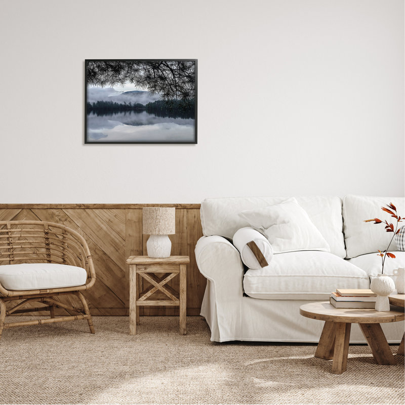 Arbres entourant le lac Hazy Mountainous Landscape par Kelly Sinclair - photographie, H 24 po x l 30 po x P 1,5 po