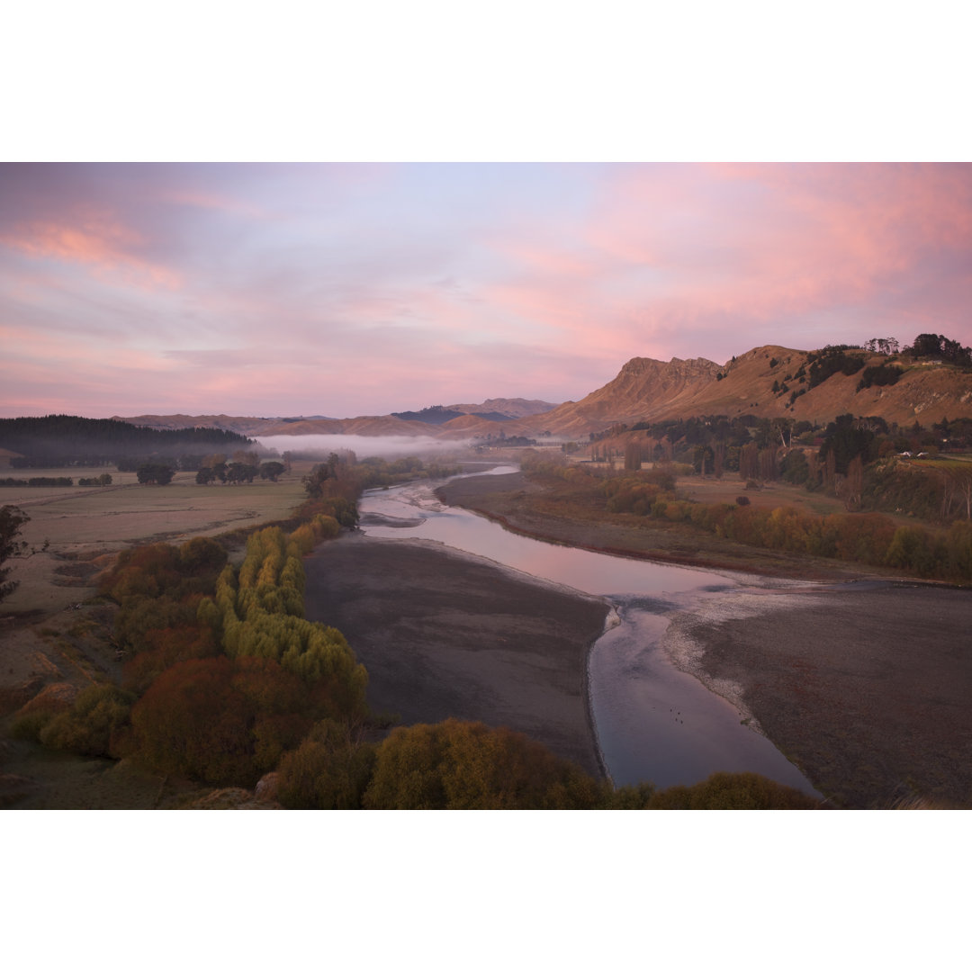 Te Mata Peak Under A Pink Morning Sky. von DaveThomasNZ - Kunstdrucke auf Leinwand ohne Rahmen