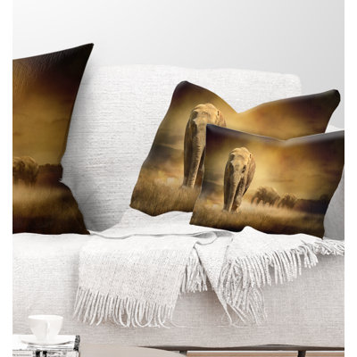 Coussin d’éléphants d’animaux au coucher de soleil