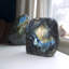 Grande sculpture en labradorite irisée Emilijana