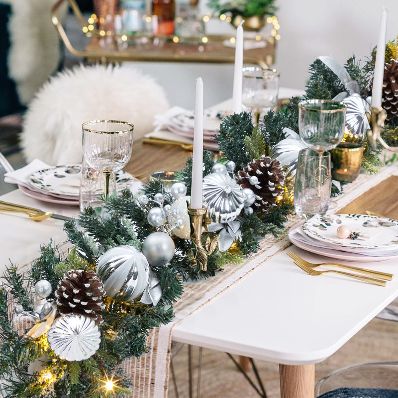 Guirlande de Noël artificielle 6 pi avec 20 lumières DEL et pommes de pin, baies et boules argentées pour escalier et foyer