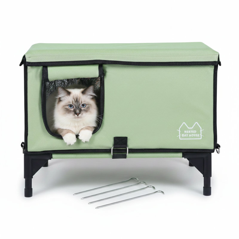 Maison de chat verte, de taille moyenne, surélevée avec un coussin chauffant pour plus de chaleur.