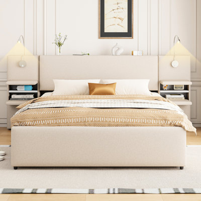 Grand lit tapissier beige avec lampes de lecture, tiroirs et tête de lit à rangement latéral