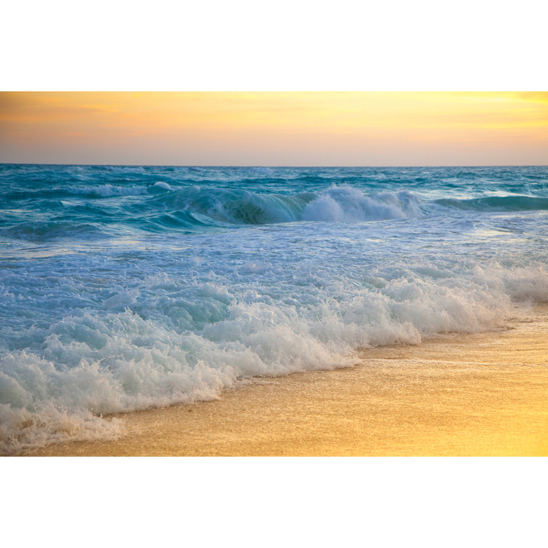 Goldener Sonnenaufgang auf einer tropischen Insel