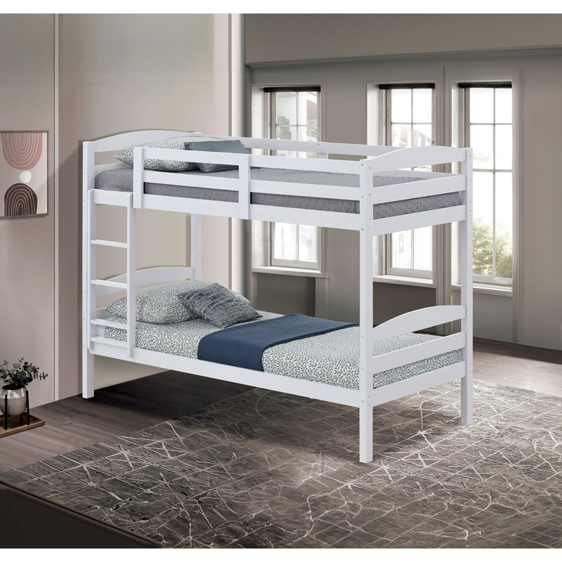Lit simple au-dessus d'un lit superposé avec arche transitionnelle, finition blanche, bois massif et bois d'ingénierie, joint, critères de chambre à coucher en blanc, style, fascination des lattes