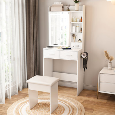 Coiffeuse compacte blanche avec éclairage DEL réglable sur 3 niveaux, 2 prises secteur, étagère, emplacements pour tabouret et rangement dissimulé.