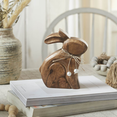 Lapin assis en bois naturel avec perles