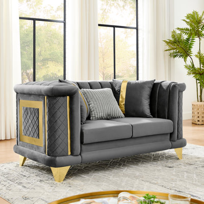 Velours gris luxueux de 69 pouces avec texture brodée et finitions dorées, canapé de style victorien de style Mid-Century, 3 coussins, assise moelleuse pour le salon en gris, siège en acier inoxydable de canapé moderne, roulé