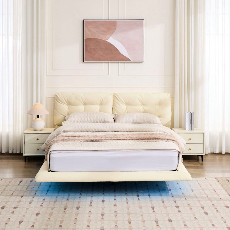 Grand lit blanc avec lumières DEL, cadre flottant revêtu de cuir PU, style bouton. Comprend des pieds dissimulés, une télécommande pour une chambre à coucher relaxante, un cadre de lit à lattes en cuir, une tête de lit.