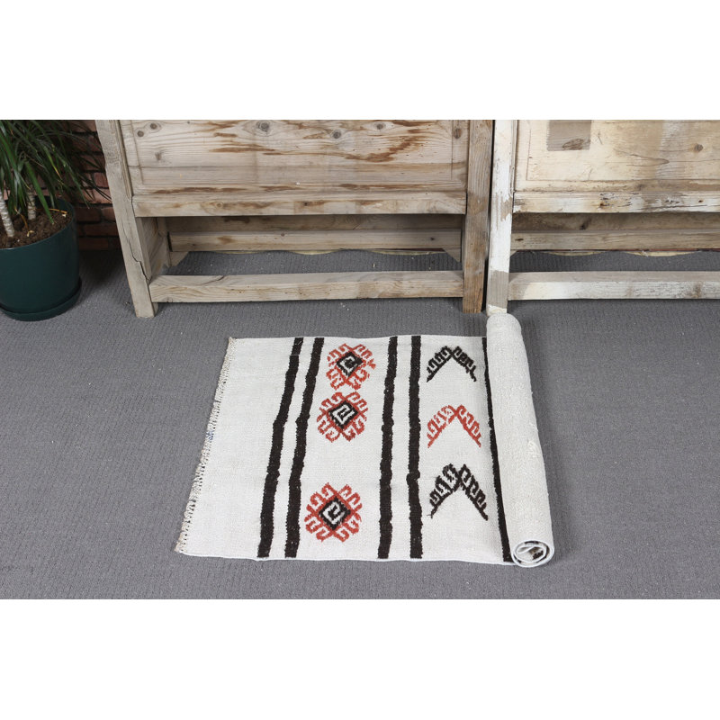 Kilim turc chic à tissage plat rétro avec des motifs complexes, idéal pour les petits espaces et comme concept de cadeau unique avec une belle touche de blanc