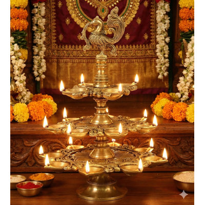 Lampe paon en laiton à trois couches 11 "- Sculpture Diya indienne à plusieurs niveaux faite à la main pour temple, autel et décoration artistique