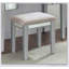 Ensemble de coiffeuse de style transitionnel avec tiroirs de rangement, miroir central et tabouret rembourré pour des meubles de chambre à coucher élégants-167965109
