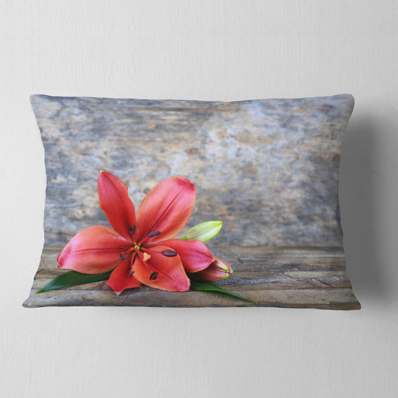 Magnifique fleur de lys rouge tombé - coussin décoratif imprimé floral, Rectangulaire, 12 po x 20 po