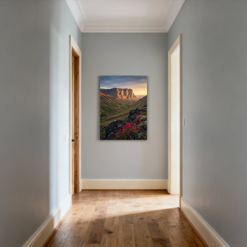 Tableau sur toile tendue représentant un paysage de montagne avec des fleurs rouges (lot de 1), H 18 po x l 12 po