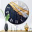 Horloge murale abstraite A Touch of Gold and Kings Blue IV-93379203