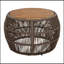 Table d'appoint ronde en bois d'acacia avec structure en corde et plateau fini en teck, supportant jusqu'à 68 kg, résistante aux intempéries.