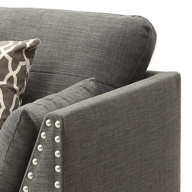 Chaise à accoudoirs évasés avec coussins décoratifs