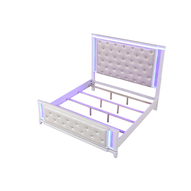 Grand lit blanc laiteux avec cristal comme Perplex, tête de lit moderne et luminaire pour la chambre à coucher