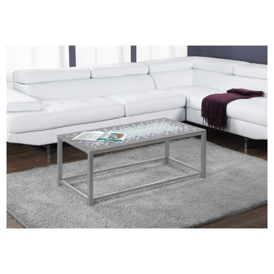 Table basse grise en métal avec plateau en mosaïque