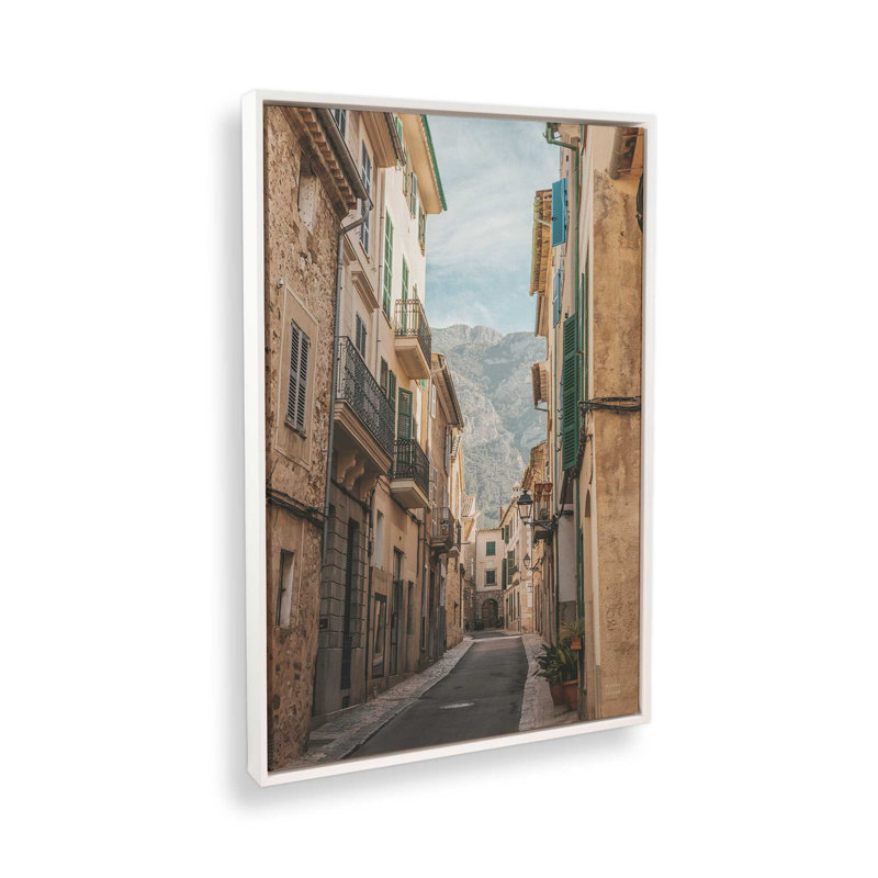 Impression sur toile Mountain Village Passage, Cadre flottant blanc opaque, H 18,75 po x l 12,75 po x P 1,75 po