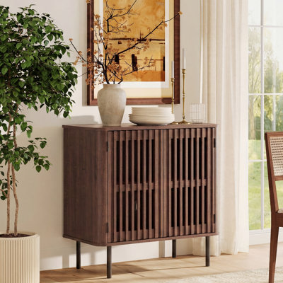 Buffet de style moderne du milieu du siècle avec 2 portes à lattes, étagère réglable, profil incurvé et pieds en métal pour salle à manger, salon, entrée, noyer, 80 cm