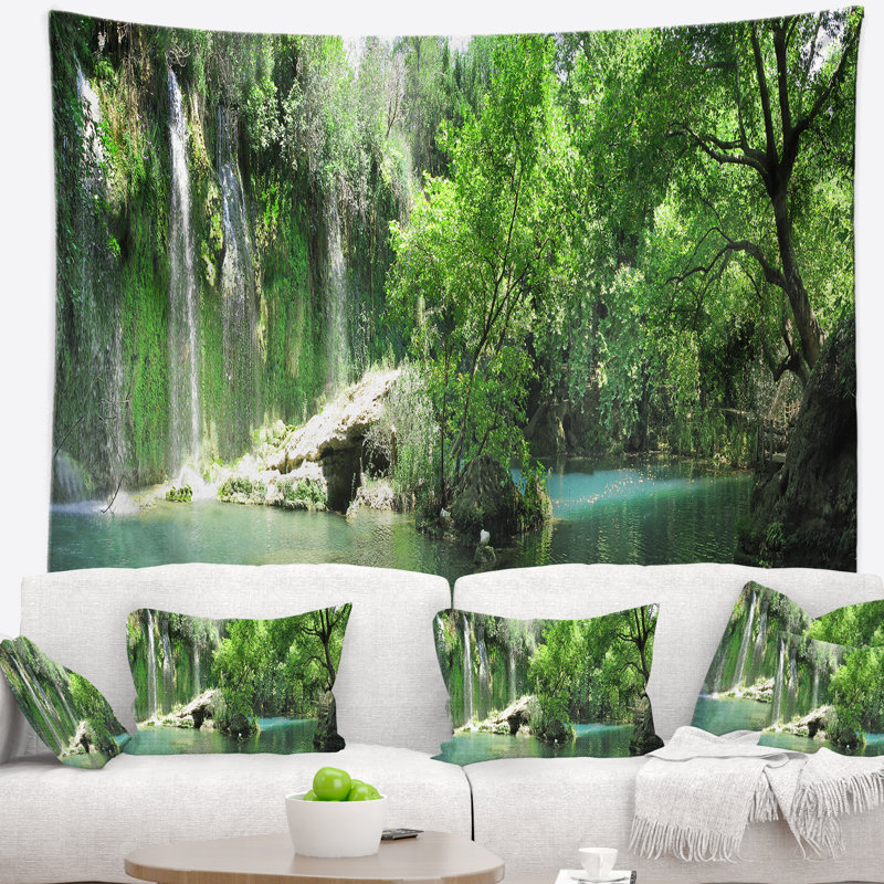 Paysage cascade cascade dans une tapisserie de forêt profonde, H 50 po x l 60 po