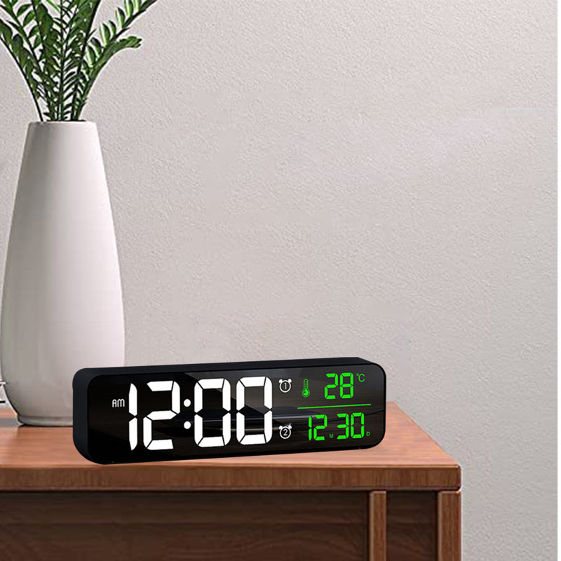 Réveille-matin multifonctionnel pour chambre à coucher, horloge numérique à grand affichage 5,8 po avec 4 lumières et 13 sonnettes, changement de mode 12 / 24H, blanc