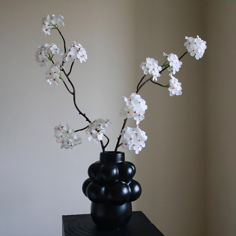 Ornements de fleurs simulées