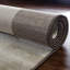 Tapis géométrique beige tissé à la machine 5 pi x 8 pi résistant aux taches