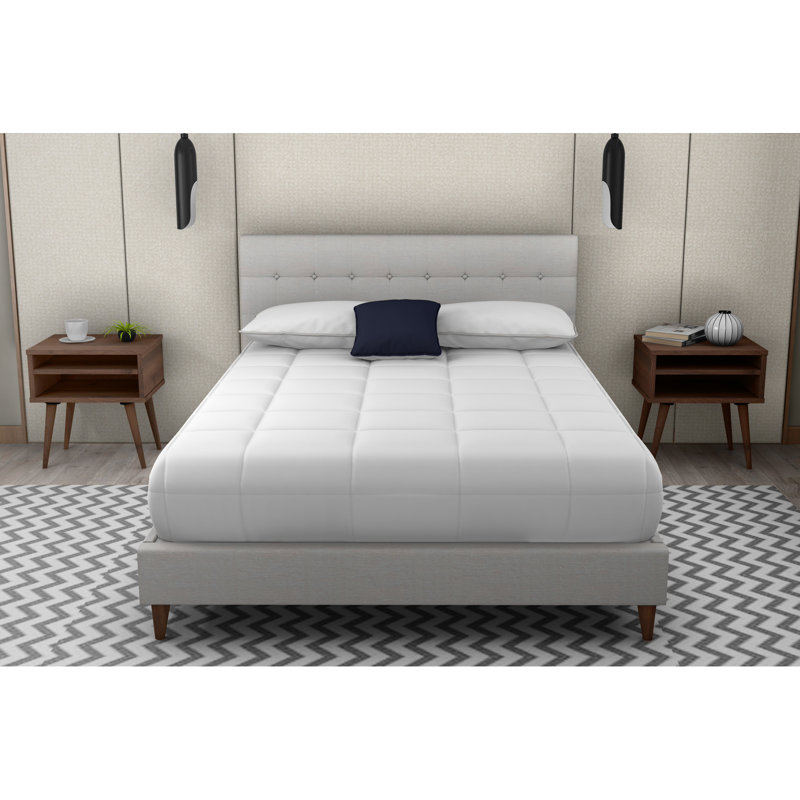 Très grand lit tapissier très grand avec 2 tables de chevet, couleur pierre, 100%, rails et supports de table de chevet au fini noyer, charme beige, bordures à tablettes, literie