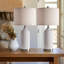 Lampe de table moderne en céramique blanche de 24 po convenant aux couloirs, salons, chambres à coucher et bureaux
