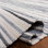 Tapis abstrait en coton tissé à la main Fales Rag