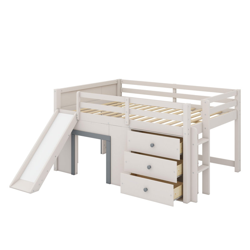 Un lit mezzanine avec glissade et rangement intégrés structure une chambre d'enfant moderne et minimaliste et s'harmonise avec un décor aux lignes épurées.